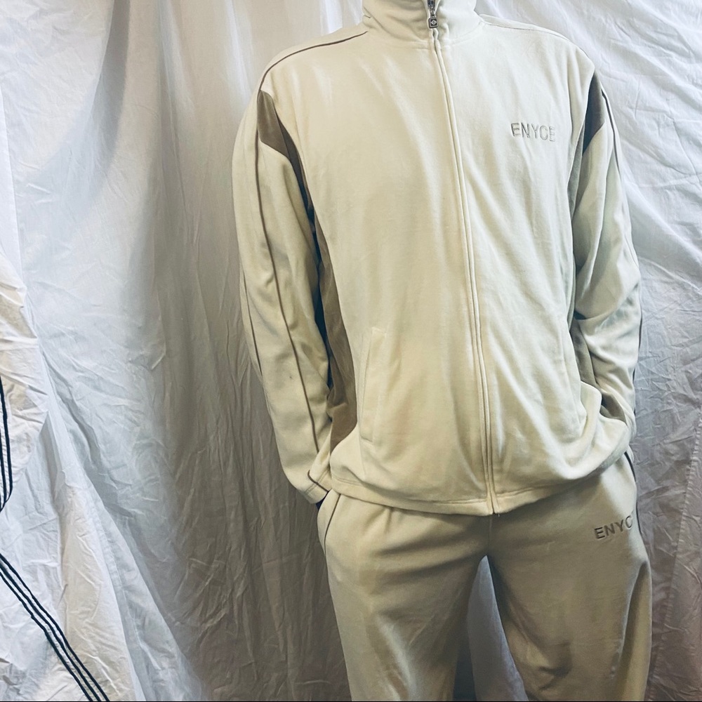 Men’s  Enyce Velour suit. Size XL